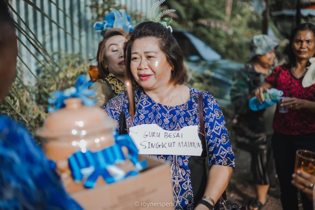 Sempoi Satu Family Guna Baju Sekolah, Perkahwinan Pasangan Iban Ini Raih Perhatian Netizen