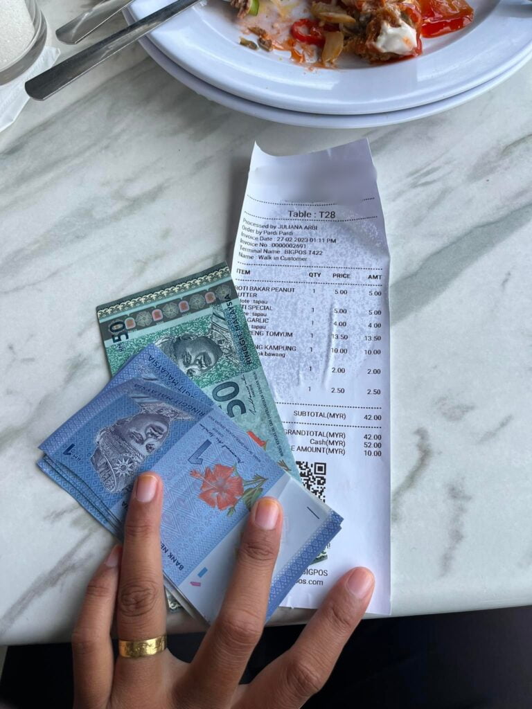 Salah Cas Harga Dan Servis Lambat, Wanita Kecewa Dengan Kecuaian Sebuah Restoran Di Kuching