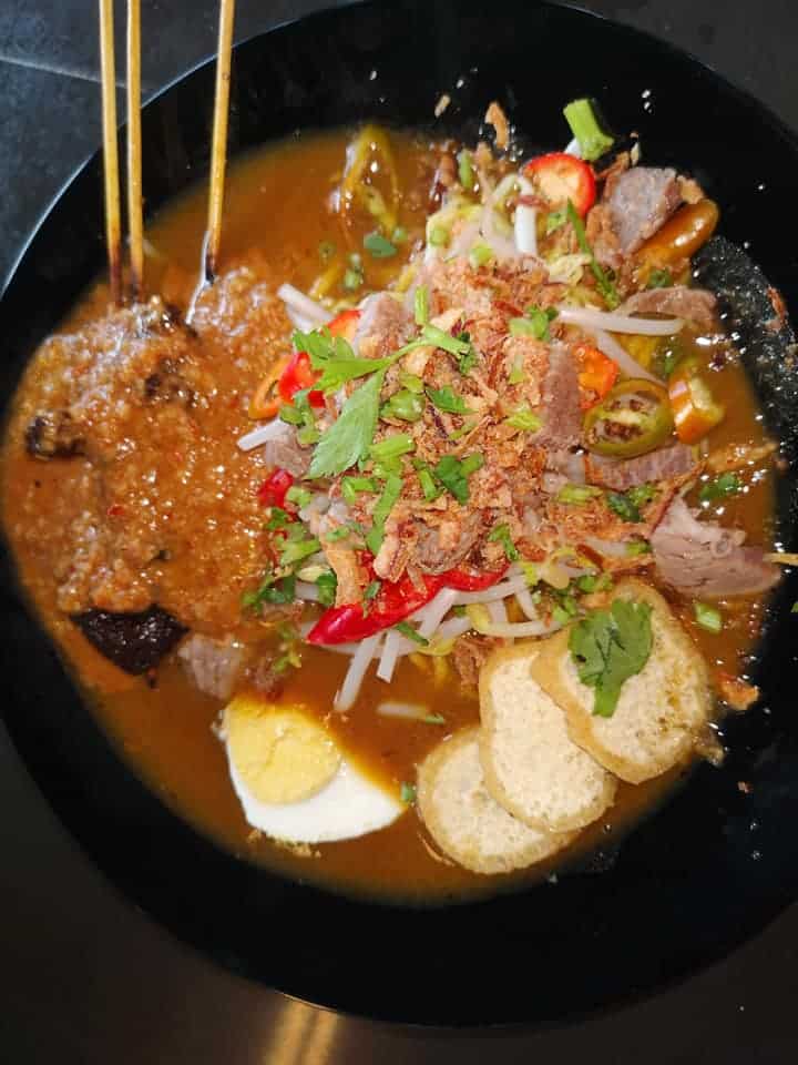 Hidang Bubur Berlauk 'Special' Untuk Sarapan Pagi, Anda Wajib Singgah Ke Cafe 176 Jalan Satok Ini