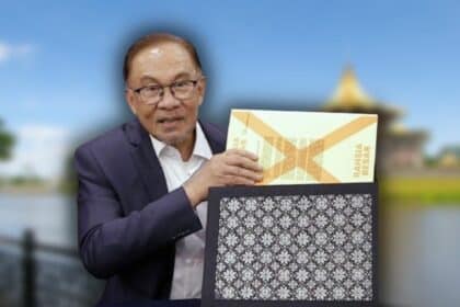 Guna Beg Songket Sarawak Bentang Belanjawan, 'Cita Rasa' Anwar Ibrahim Dipuji Netizen