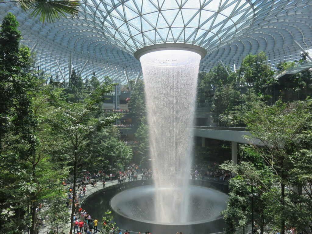 Dah Macam Air Terjun Changi Airport, Bumbung Bocor Di Airport Kuching Jadi Perhatian Netizen
