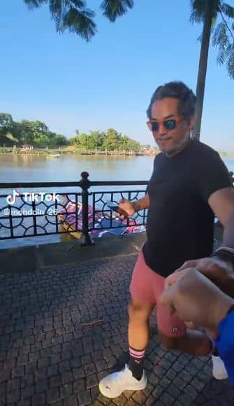 Kini Di Kuching, Ramai Muat Naik Gambar Terserempak Dengan KJ