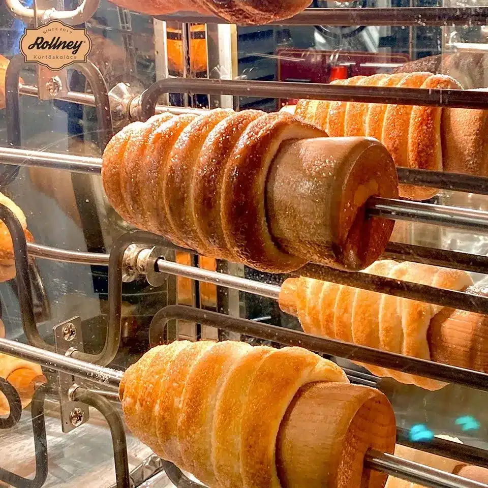 Buka Cawangan Pertama Di Vivacity Kuching, Nikmati Dessert Premium Dari Rollney