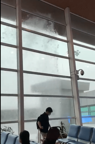 Dah Macam Air Terjun Changi Airport, Bumbung Bocor Di Airport Kuching Jadi Perhatian Netizen