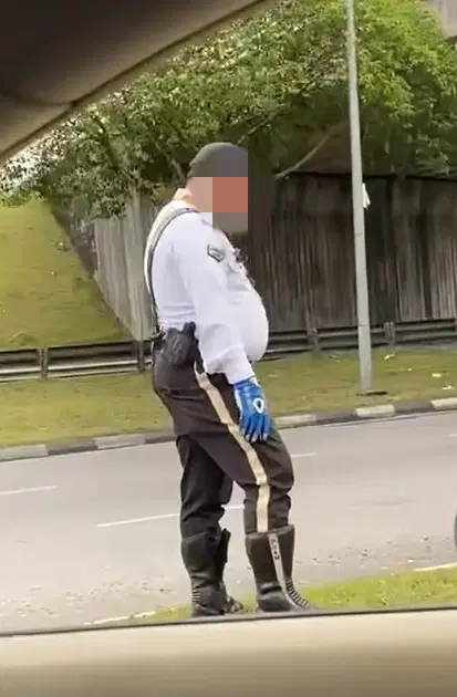 Tular Rakaman 'Abang Polis' Tertidur Berdiri Ketika Bertugas, Warga Kuching Luah Rasa Risau