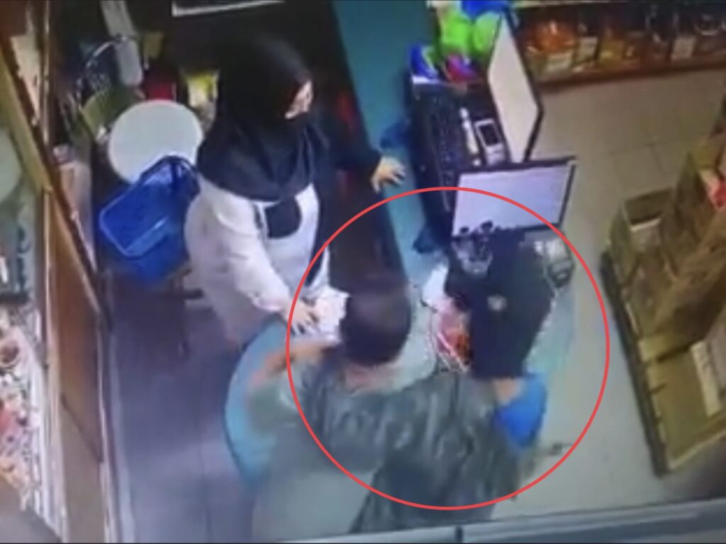 Rompak Kedai Runcit, Suspek Samun Dirakam CCTV Di Jalan Nanas Kuching