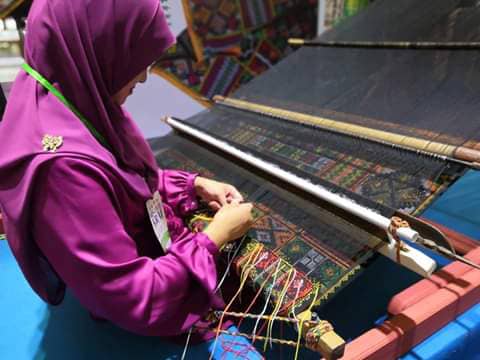 Wanita Ini Antara Penyambung Legasi Dastar, Tenunan Berwarna Warni Dari Sabah