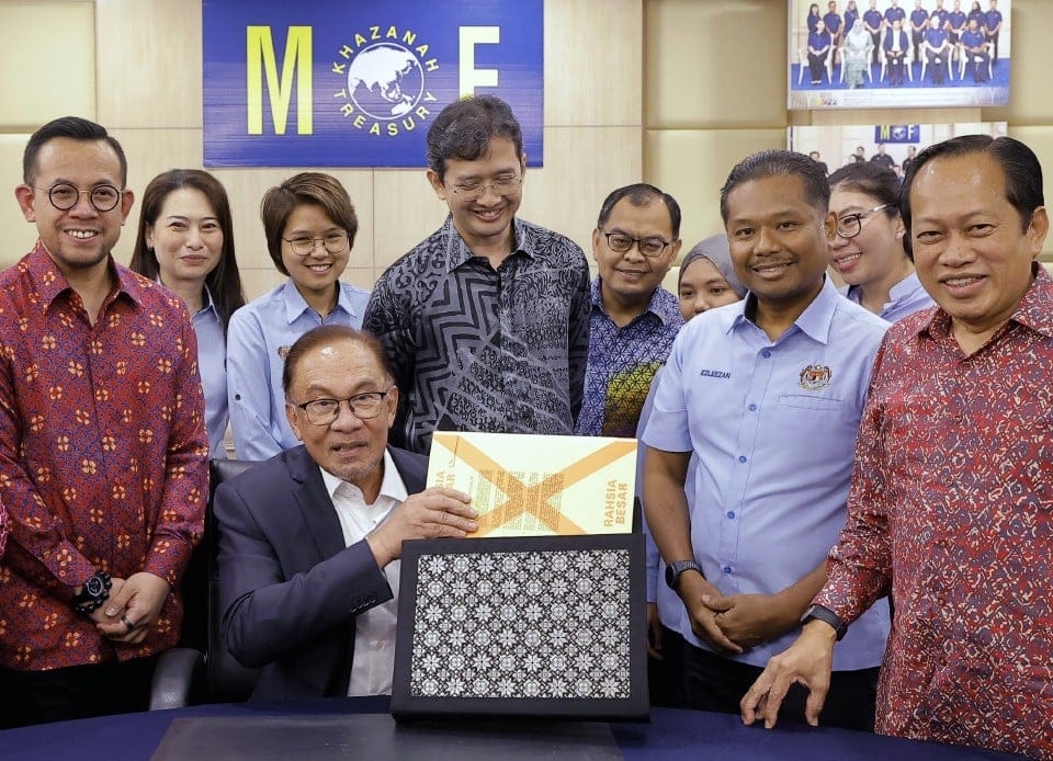 Guna Beg Songket Sarawak Bentang Belanjawan, 'Cita Rasa' Anwar Ibrahim Dipuji Netizen