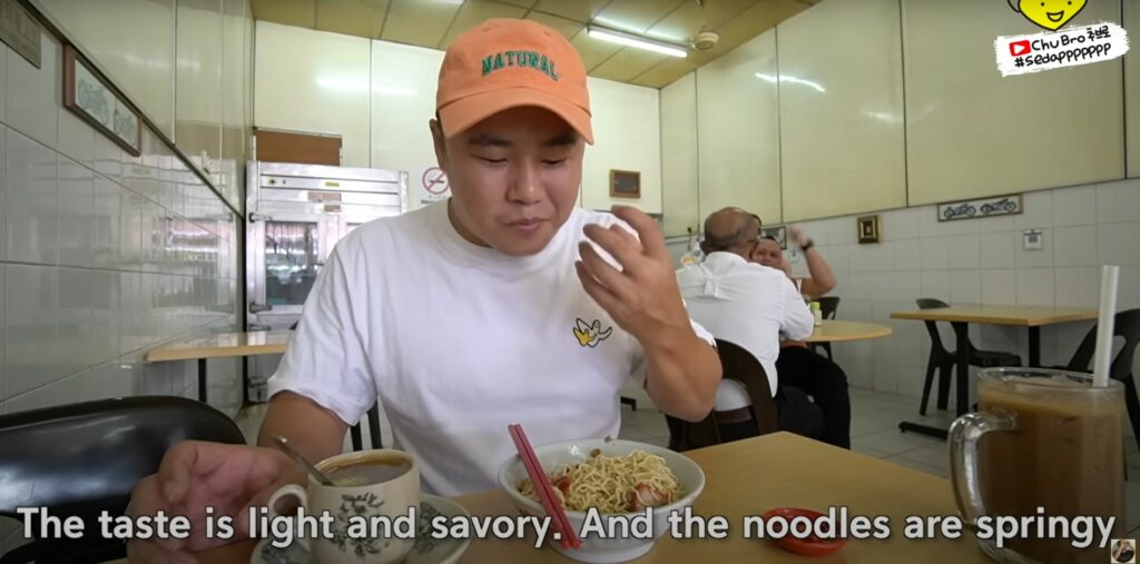 2 Mangkuk Habis, Youtuber Dari Korea Ini Kagum Dengan Keenakan Mi Kolo Di Sarawak