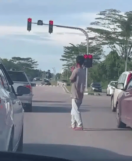 Rupanya Warga Asing, Lelaki Mengemis Dekat Lampu Isyarat Di Jalan Matang Ditahan Polis