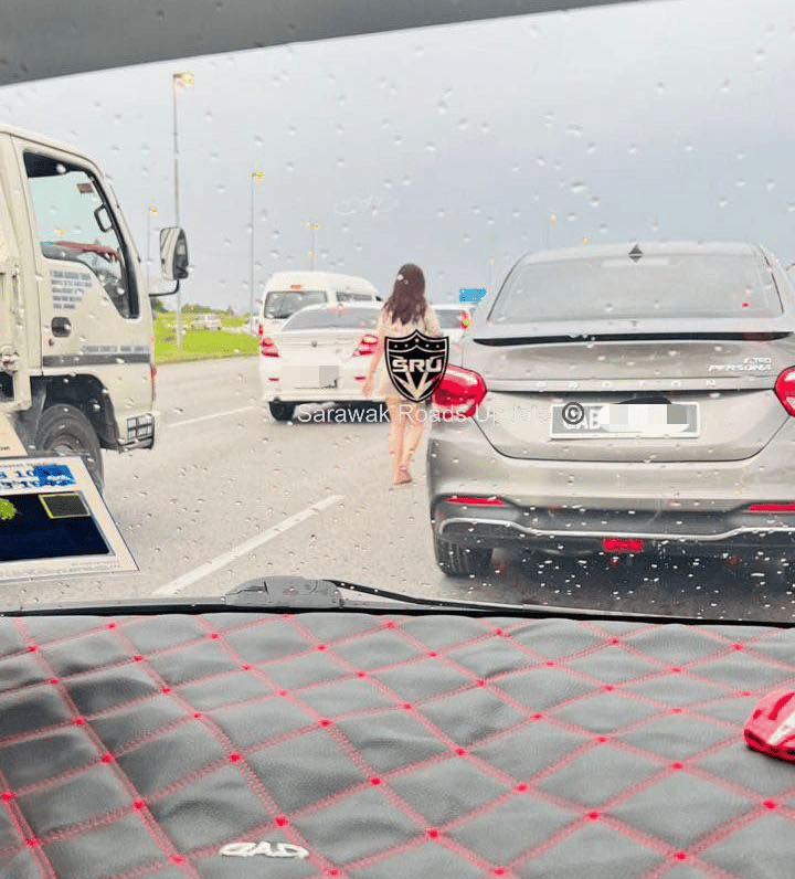 Tular Gambar Wanita Berjalan Tanpa Selipar Di Jalan Tol Kuching, Netizen Luah Kerisauan