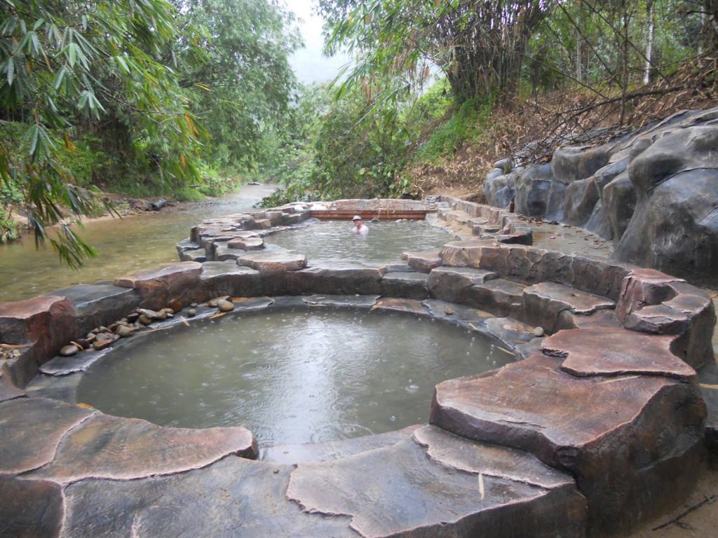 Sesuai Untuk Relax Dan Chill, Ketahui 4 Hotspring Yang Popular Di Sarawak