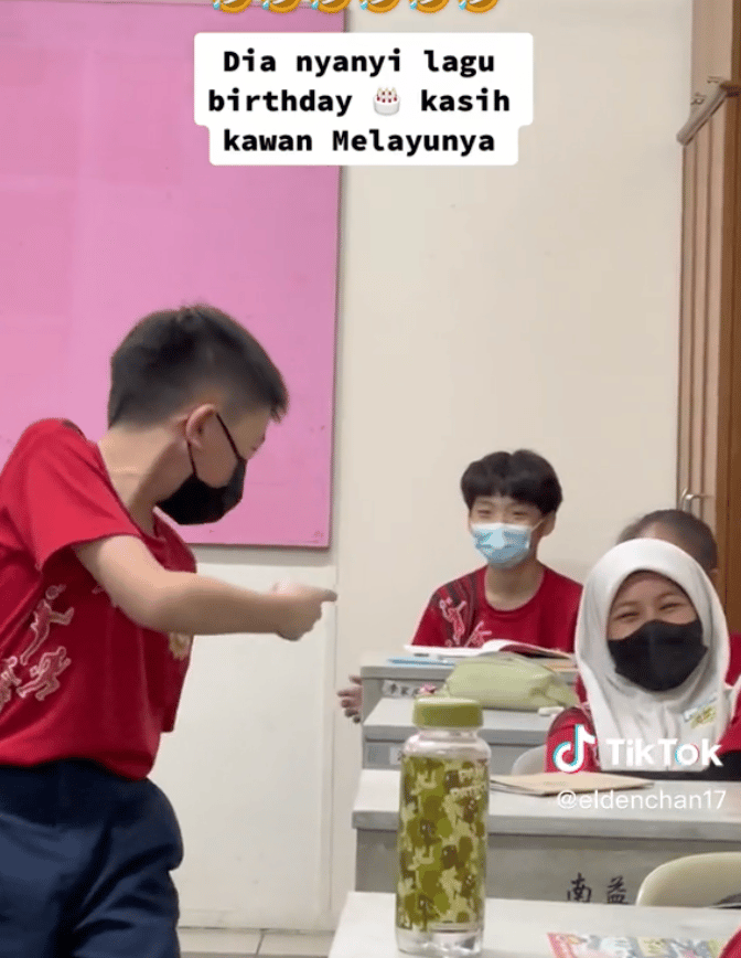 Tular Budak Cina Nyanyi Lagu Birthday Kepada Rakan Melayu, Teringat Iklan Petronas Dulu-Dulu