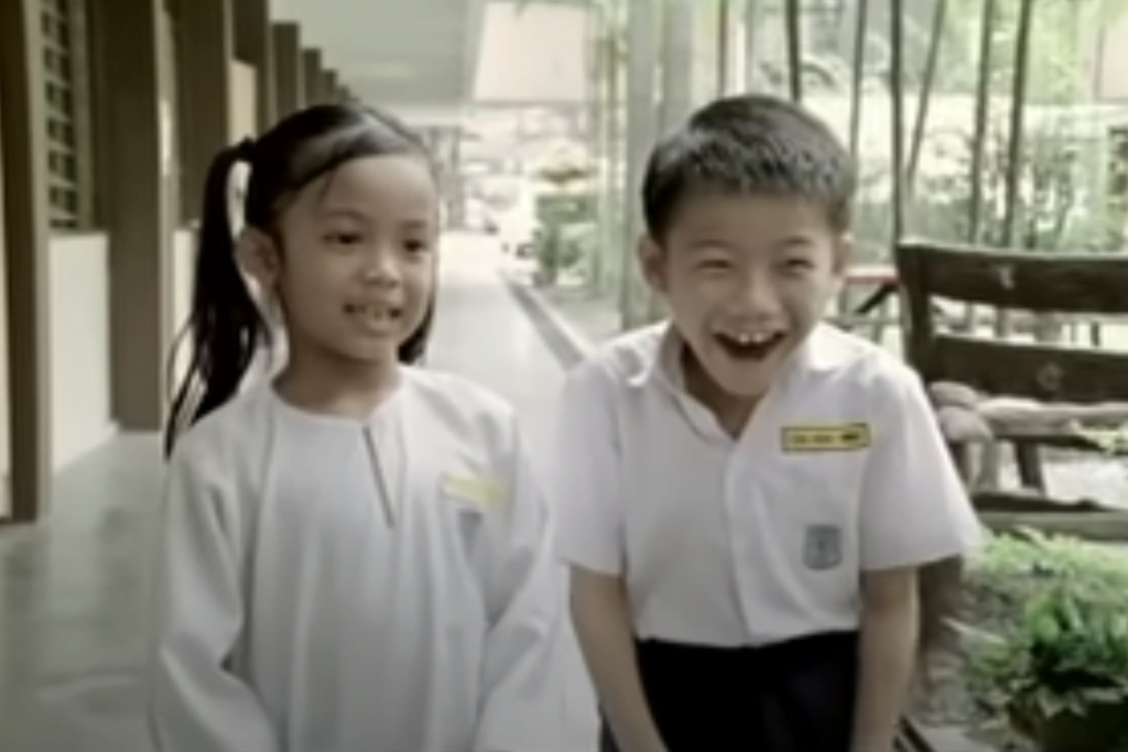 Tular Budak Cina Nyanyi Lagu Birthday Kepada Rakan Melayu, Teringat Iklan Petronas Dulu-Dulu