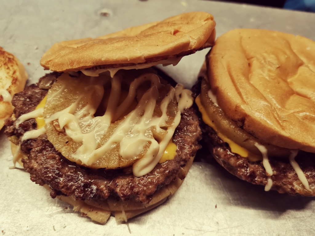 Buka Cawangan Baru, Takeaways Burger Bagi 100 Beef Cheese Burger Percuma Bermula Hari Ini