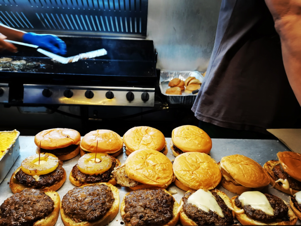 Buka Cawangan Baru, Takeaways Burger Bagi 100 Beef Cheese Burger Percuma Bermula Hari Ini
