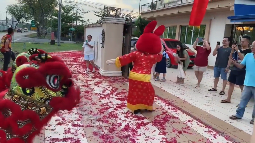 [VIDEO] Tular Kostum Arnab Berpakaian Etnik Cina Menari Tarian Ngajat Tarik Perhatian Netizen Sarawak