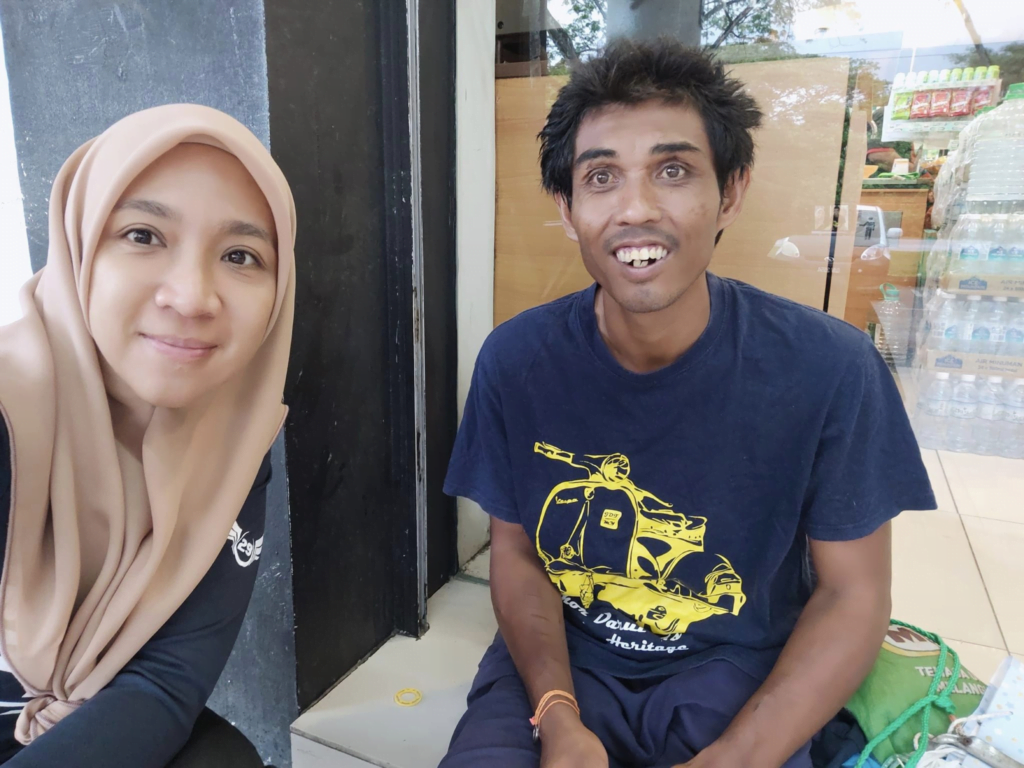 Pertemuan Yang Ditakdir, Netizen Tersentuh Baca Kisah Azlan Yang Disangka Tak Waras Dari Bandar Baru Samariang Ini