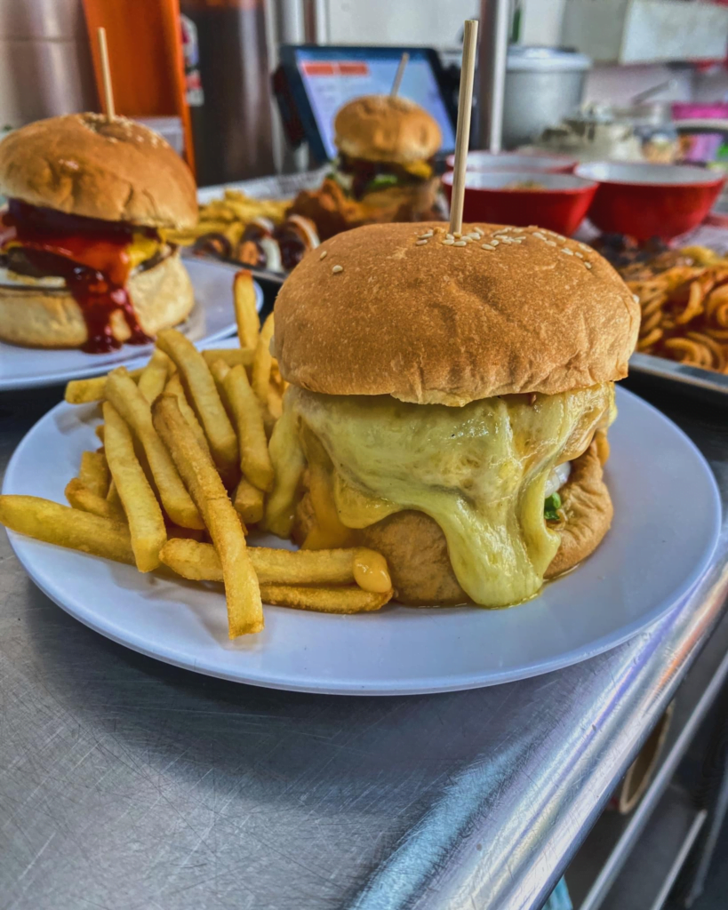 Siap Ada Menu Talam, Anda Perlu Cuba Burger Homemade Padu Di Grasso Burger Joint Miri Ini