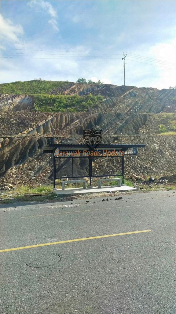 Hanya Indah Dalam Gambar, Perhentian Bas Di Jalan Bau-Lundu Rupanya Jadi Port Buang Sampah