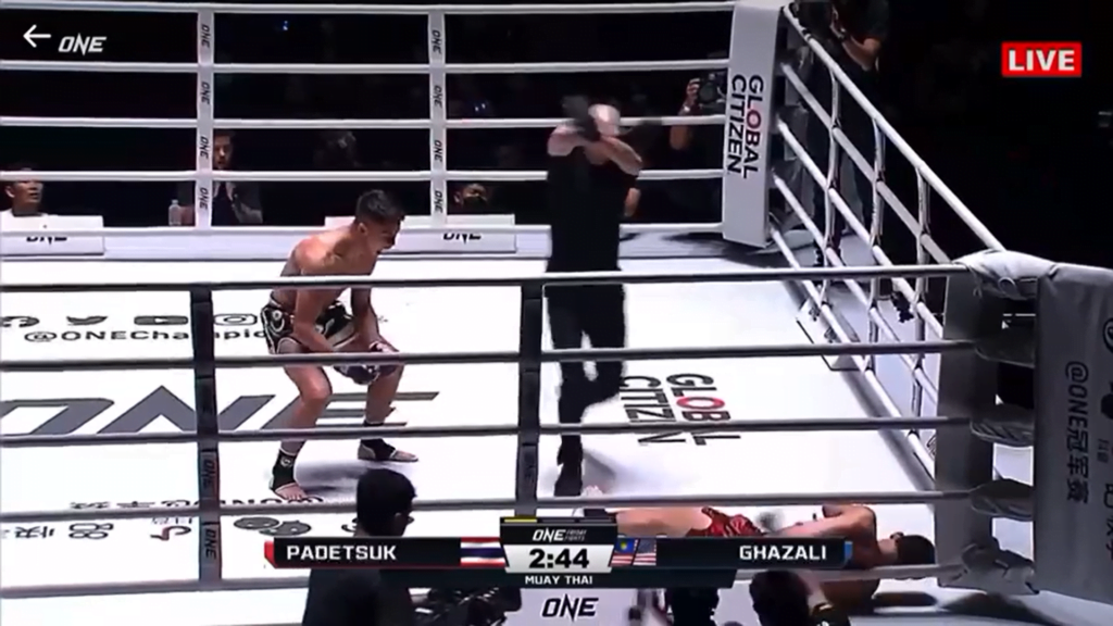 Tumbangkan Lawan Dalam Masa 16 Saat Sahaja, Aksi Atlet Muay Thai Sarawak Ini Jadi Tumpuan