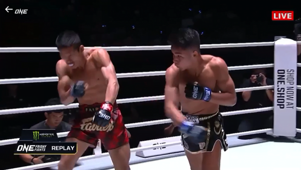 Tumbangkan Lawan Dalam Masa 16 Saat Sahaja, Aksi Atlet Muay Thai Sarawak Ini Jadi Tumpuan