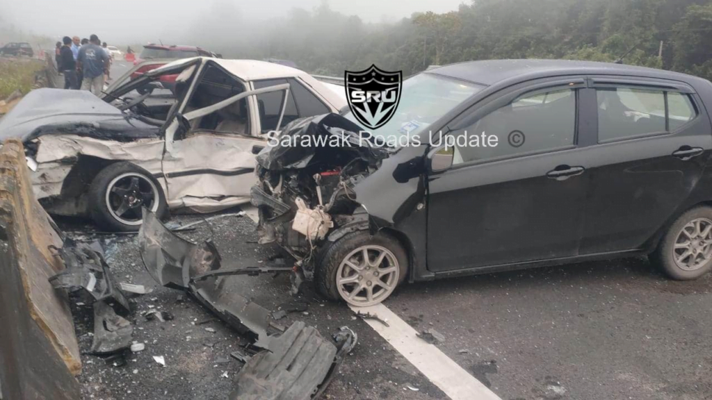 Gara-Gara Tak Pasang Lampu Kereta, 4 Buah Kenderaan Kemalangan Teruk Di Bau