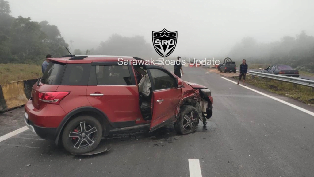 Gara-Gara Tak Pasang Lampu Kereta, 4 Buah Kenderaan Kemalangan Teruk Di Bau