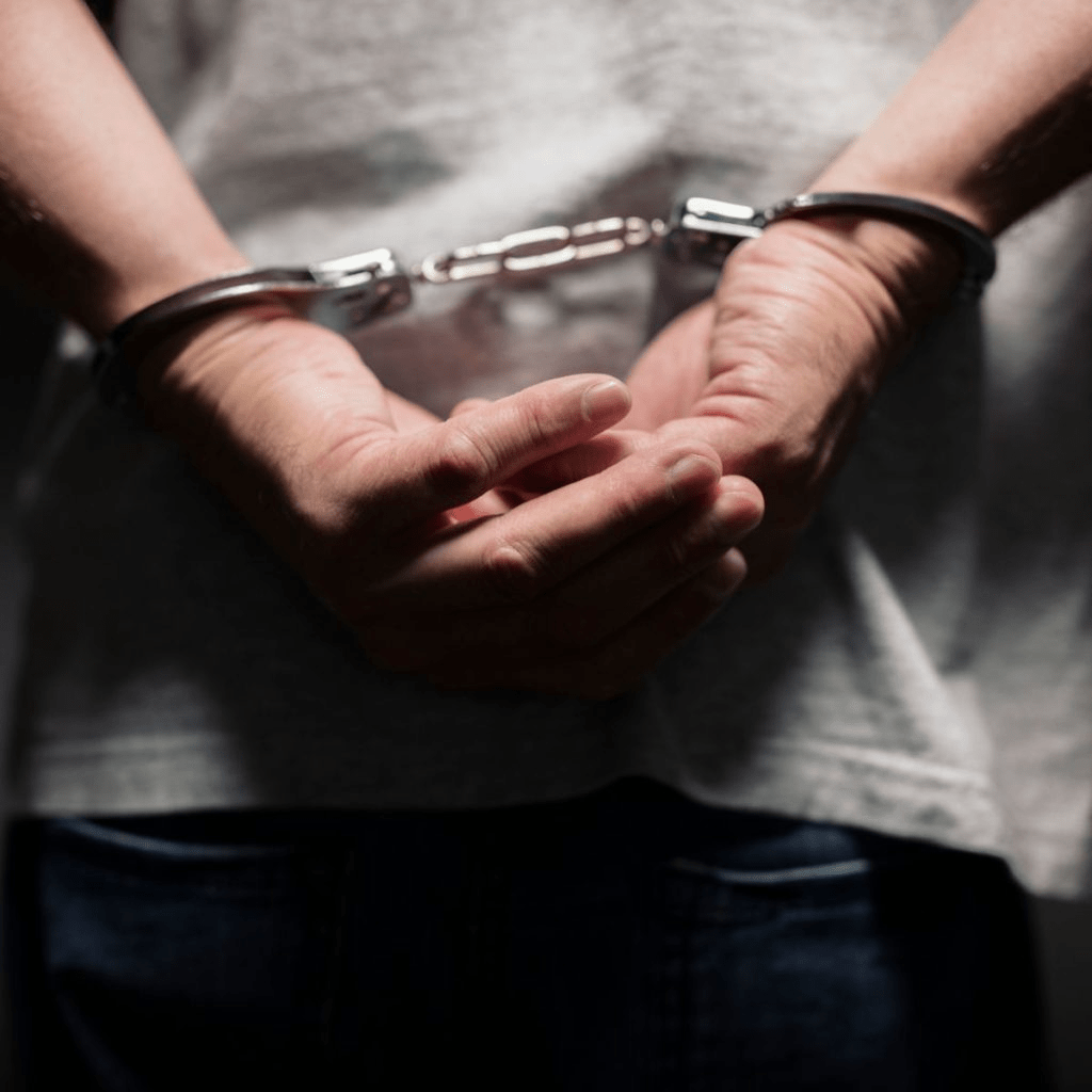 Tergamak Baling Telefon Ke Arah Kepala Bapa Warga Emas, Lelaki Dipenjara 8 Bulan Di Kuching