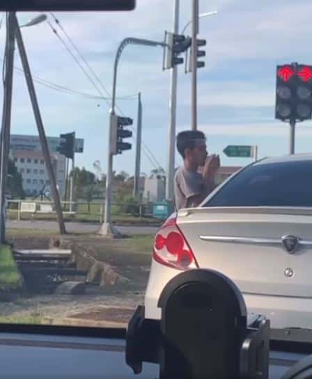 Lelaki Berkaki Ayam Ketuk Tingkap Kereta Di Matang Ini Timbulkan Kerisauan Dikalangan Orang Awam