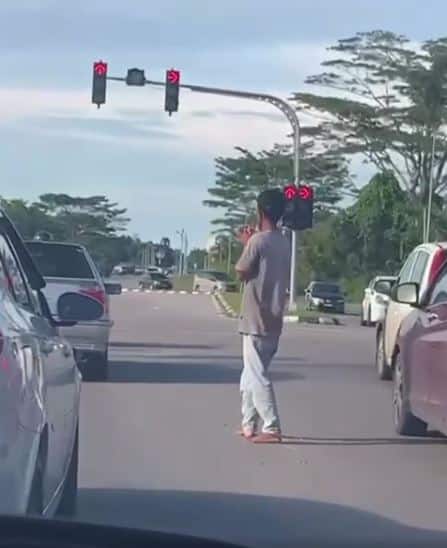Lelaki Berkaki Ayam Ketuk Tingkap Kereta Di Matang Ini Timbulkan Kerisauan Dikalangan Orang Awam