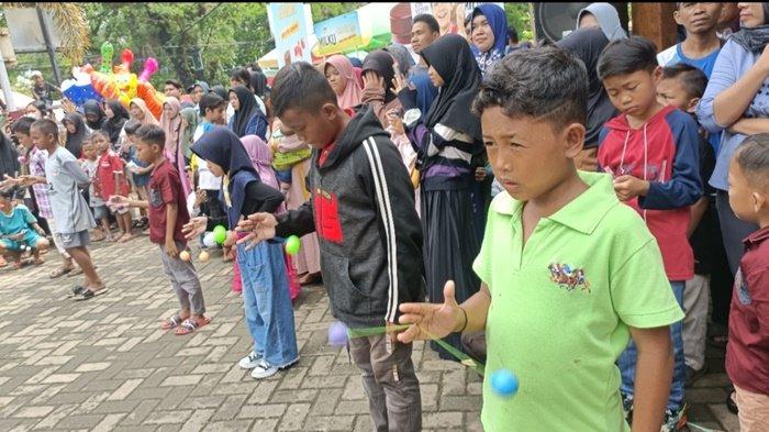 Pertama Di Sarawak, Pertandingan Lato-Lato Diadakan Di Plaza Merdeka Kuching