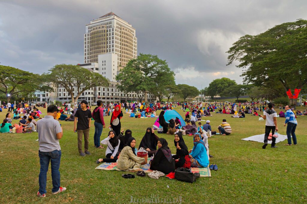Juh Berambeh Sungkey, Buka Puasa Picnic-Style Kini Kembali Di Padang Merdeka Kuching