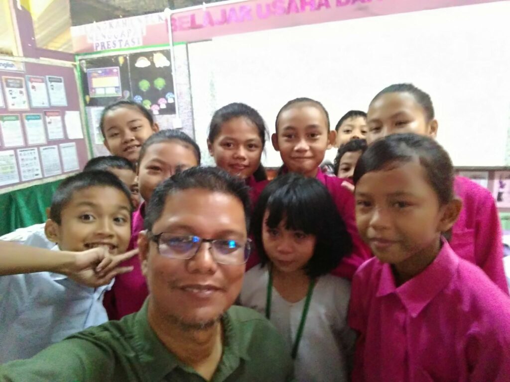 Kecewa Bakal Pendidik Tolak Tawaran, 'Ikon Guru' Ini Kongsi Keindahan Mengajar Di Sarawak