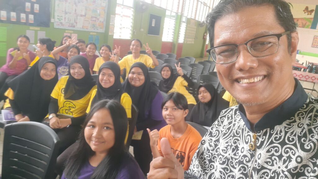 Kecewa Bakal Pendidik Tolak Tawaran, 'Ikon Guru' Ini Kongsi Keindahan Mengajar Di Sarawak