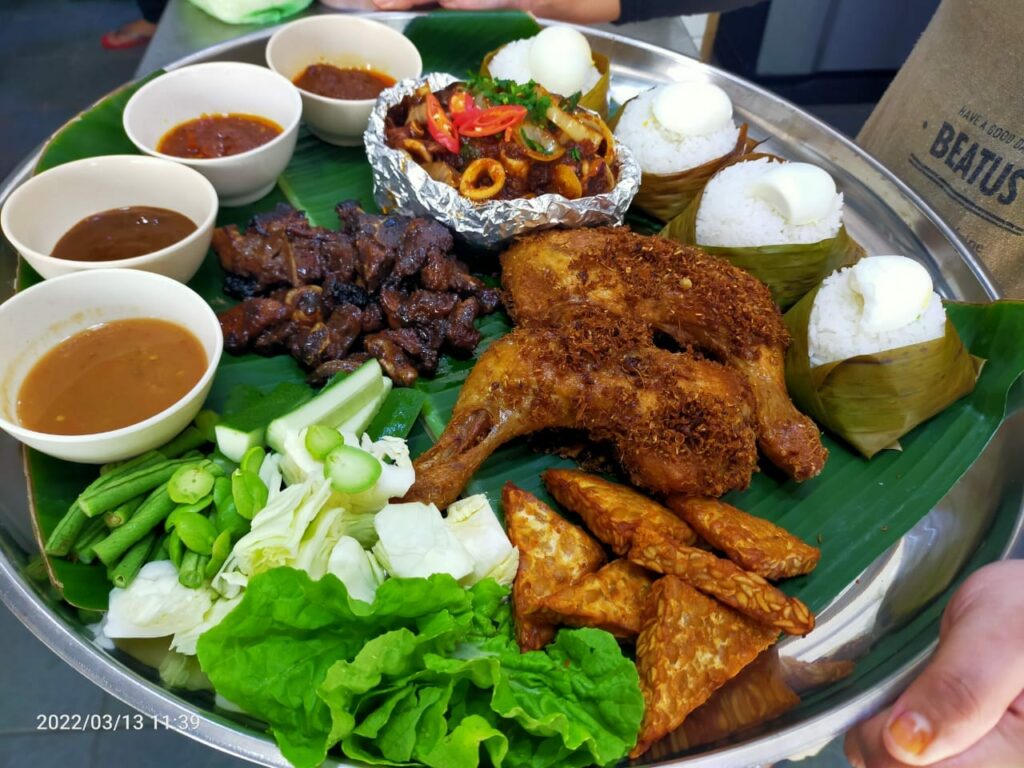 Nasi Kukus Daun Pisang Dengan Pelbagai Menu Menarik, Anda Wajib Cuba Di Qlasixco Cafe Kuching