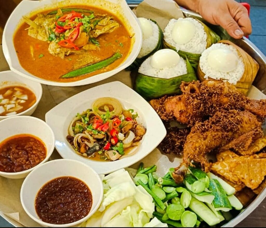 Nasi Kukus Daun Pisang Dengan Pelbagai Menu Menarik, Anda Wajib Cuba Di Qlasixco Cafe Kuching