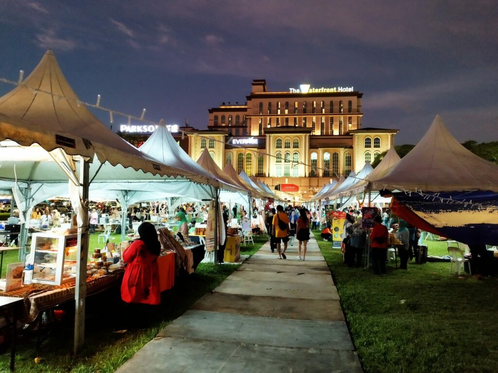 Juh Berambeh Sungkey, Buka Puasa Picnic-Style Kini Kembali Di Padang Merdeka Kuching