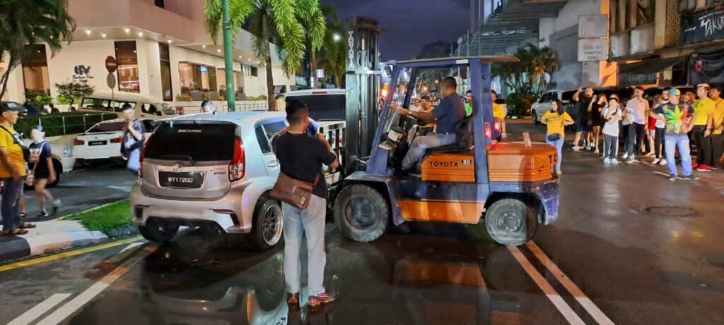 Nasib Parking Tak Kena Tempat, Forklift Angkut Kereta Di Kuching Ini Raih Perhatian Netizen