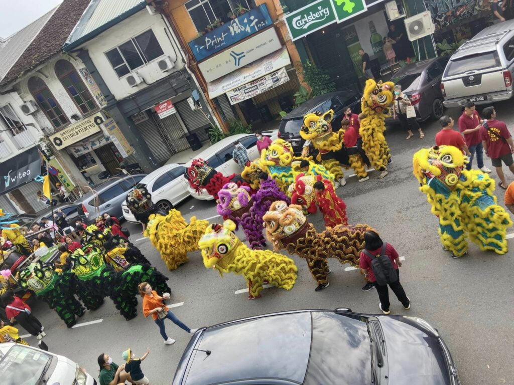Nasib Parking Tak Kena Tempat, Forklift Angkut Kereta Di Kuching Ini Raih Perhatian Netizen