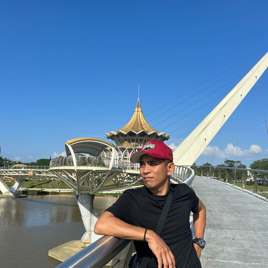 Sempoi Posing Depan DUN, Perkongsian Bell Ngasri Curi Tumpuan Netizen Sarawak