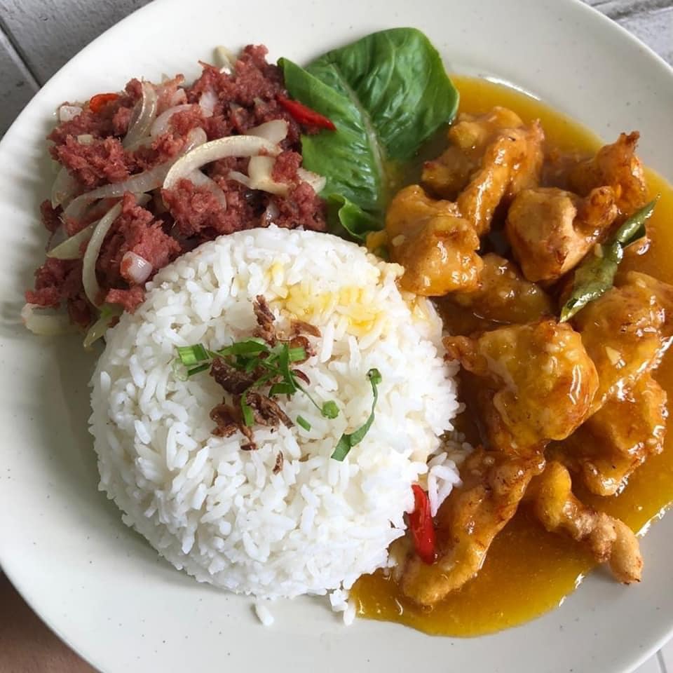 Terkenal Dengan Menu Nasi Goreng Cornbeef, Anda Wajib Singgah Ke Stall 43 Kubah Ria
