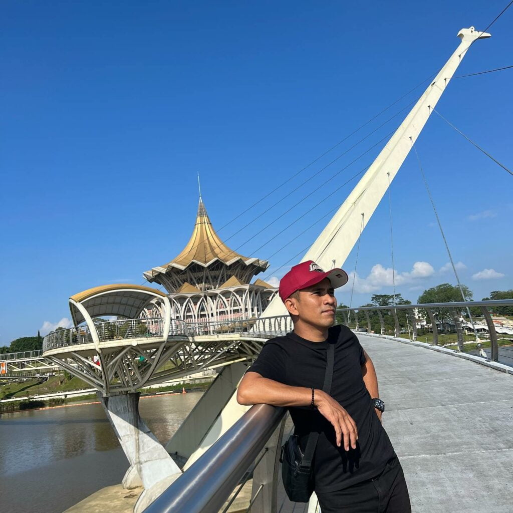 Sempoi Posing Depan DUN, Perkongsian Bell Ngasri Curi Tumpuan Netizen Sarawak