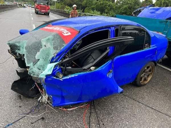 Kereta Terputus Dua, Anggota Polis Maut Terlibat Dalam Kemalangan Ngeri Di Jalan Serian