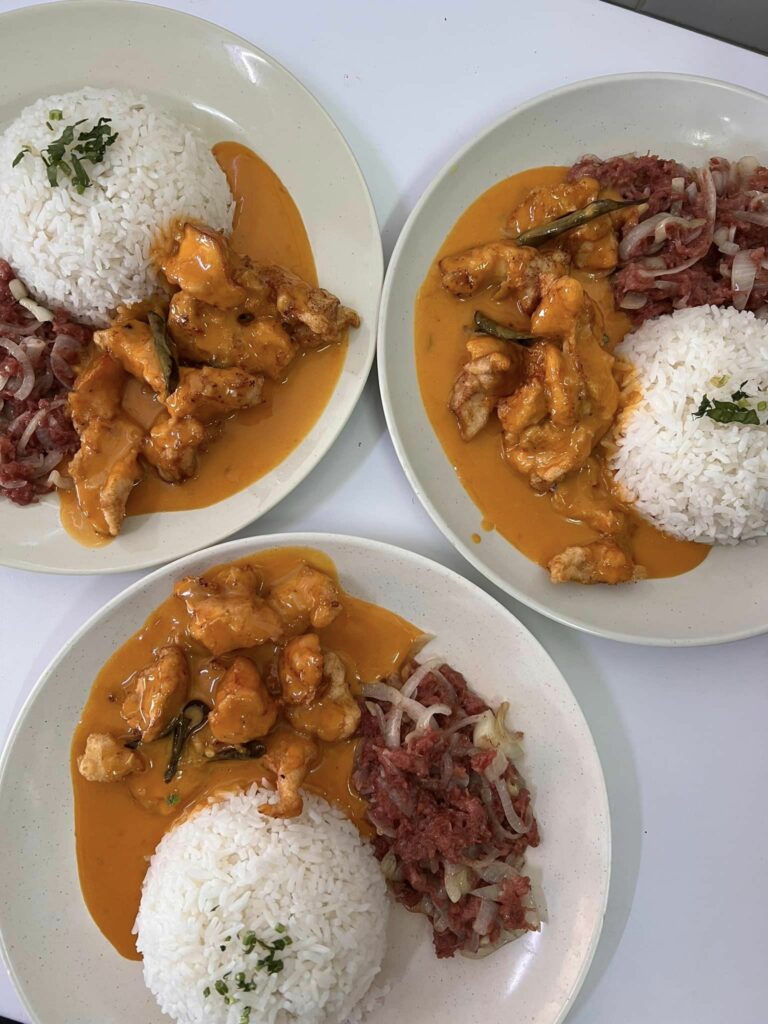Terkenal Dengan Menu Nasi Goreng Cornbeef, Anda Wajib Singgah Ke Stall 43 Kubah Ria