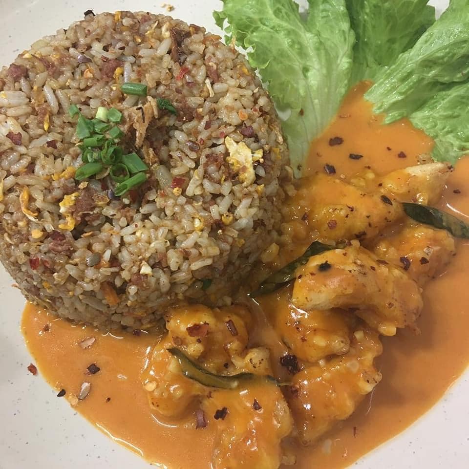 Terkenal Dengan Menu Nasi Goreng Cornbeef, Anda Wajib Singgah Ke Stall 43 Kubah Ria