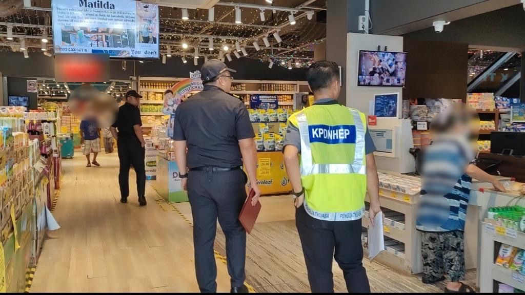 'Kantoi' Jual Minuman Coklat Tiruan, Tiga Premis Perniagaan Terkenal Di Kuching Diserbu