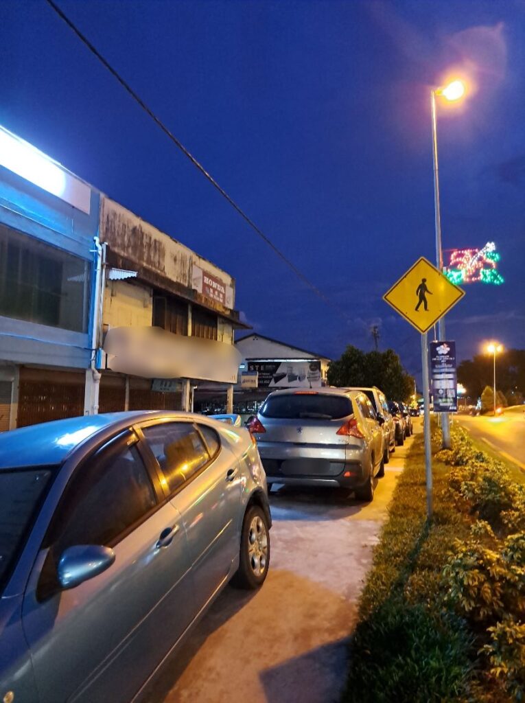 'Selfish' Halang Laluan Pejalan Kaki, Netizen Bengang Dengan Pemilik Bengkel Di Jalan Satok