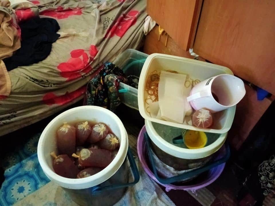 Demi Pelanggan Tak Puasa, Wanita Ini Sanggup Sorok Lauk Dalam Tandas
