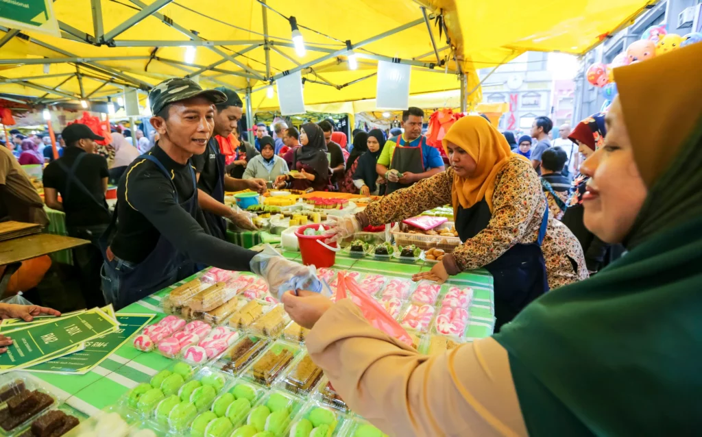 Pandangan Wanita Ini Mengenai Makanan Bazar Tak Laku, Mungkin Cara Jualan Tak Menarik?